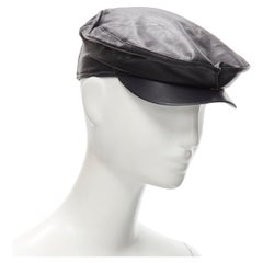 D&G DOLCE GABBANA - Chapeau de coiffeuse en cuir noir à boutons courts en forme de bec