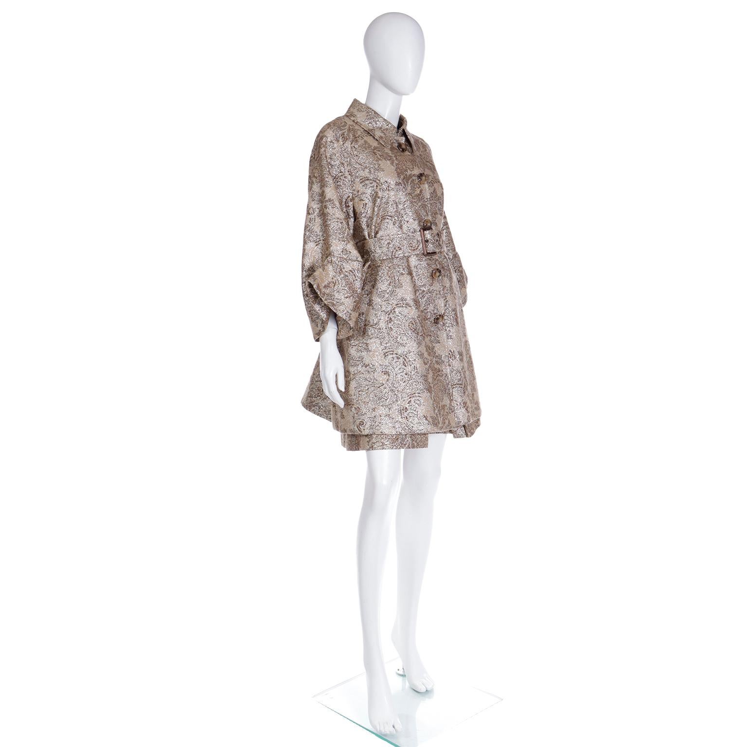 D&G Dolce & Gabbana Goldfarbenes geblümtes Kleid und Mantel mit Gürtel Amy Winehouse 2007 im Angebot 6
