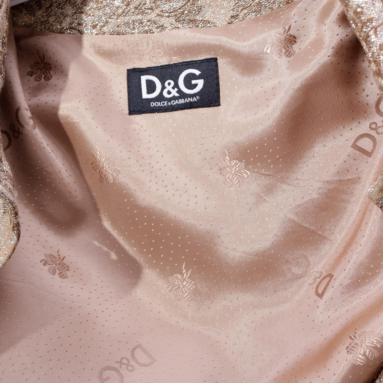 D&G Dolce & Gabbana Goldfarbenes geblümtes Kleid und Mantel mit Gürtel Amy Winehouse 2007 im Angebot 12