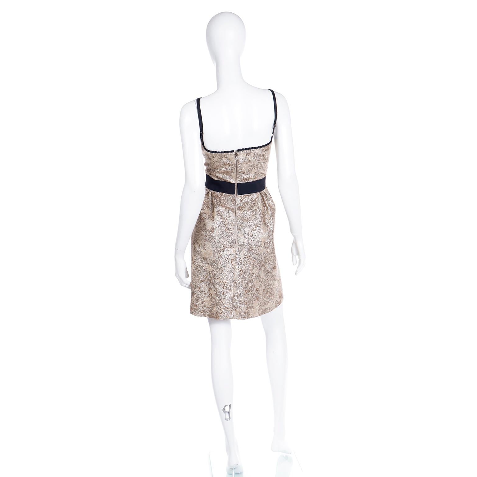 D&G Dolce & Gabbana Goldfarbenes geblümtes Kleid und Mantel mit Gürtel Amy Winehouse 2007 Damen im Angebot