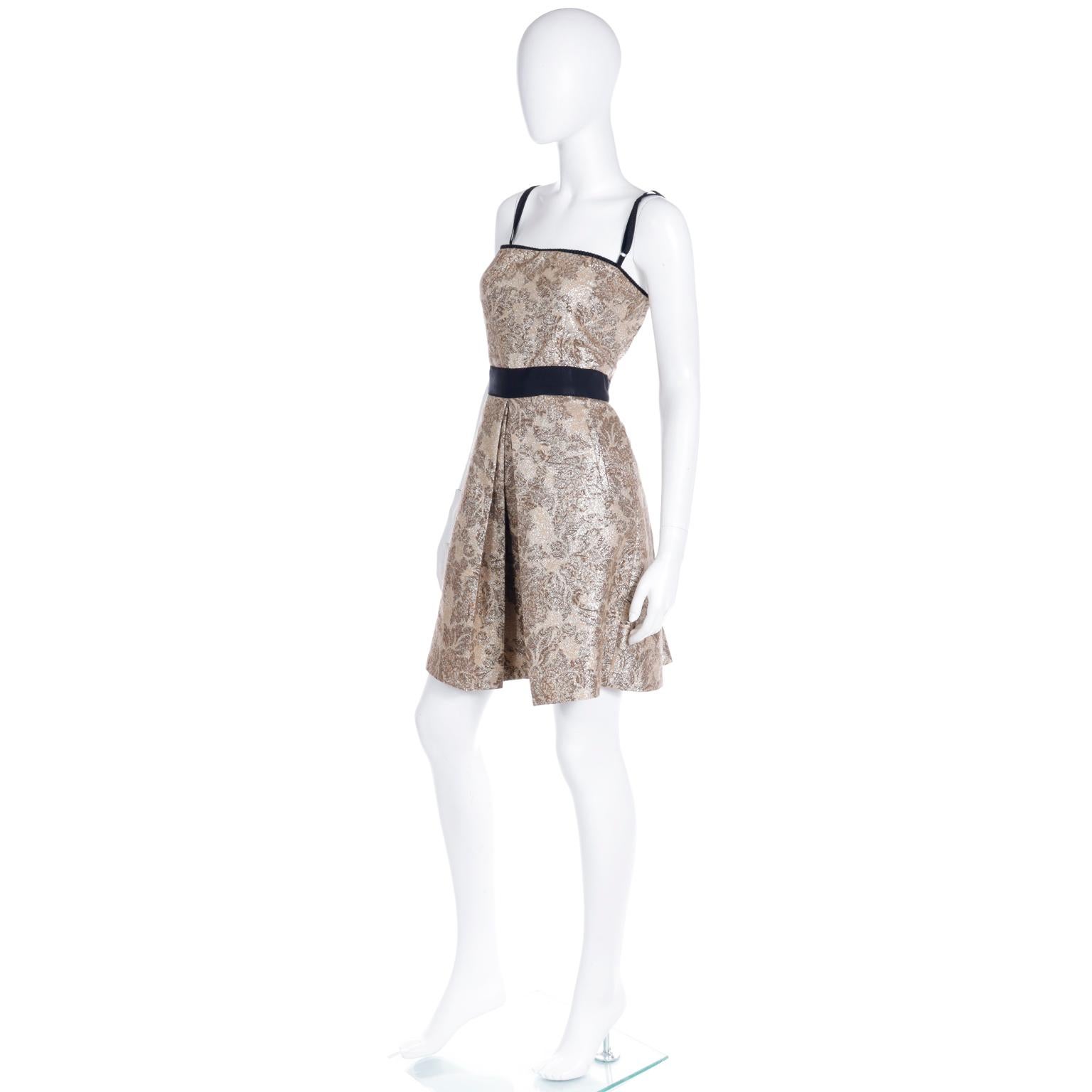 D&G Dolce & Gabbana Goldfarbenes geblümtes Kleid und Mantel mit Gürtel Amy Winehouse 2007 im Angebot 1