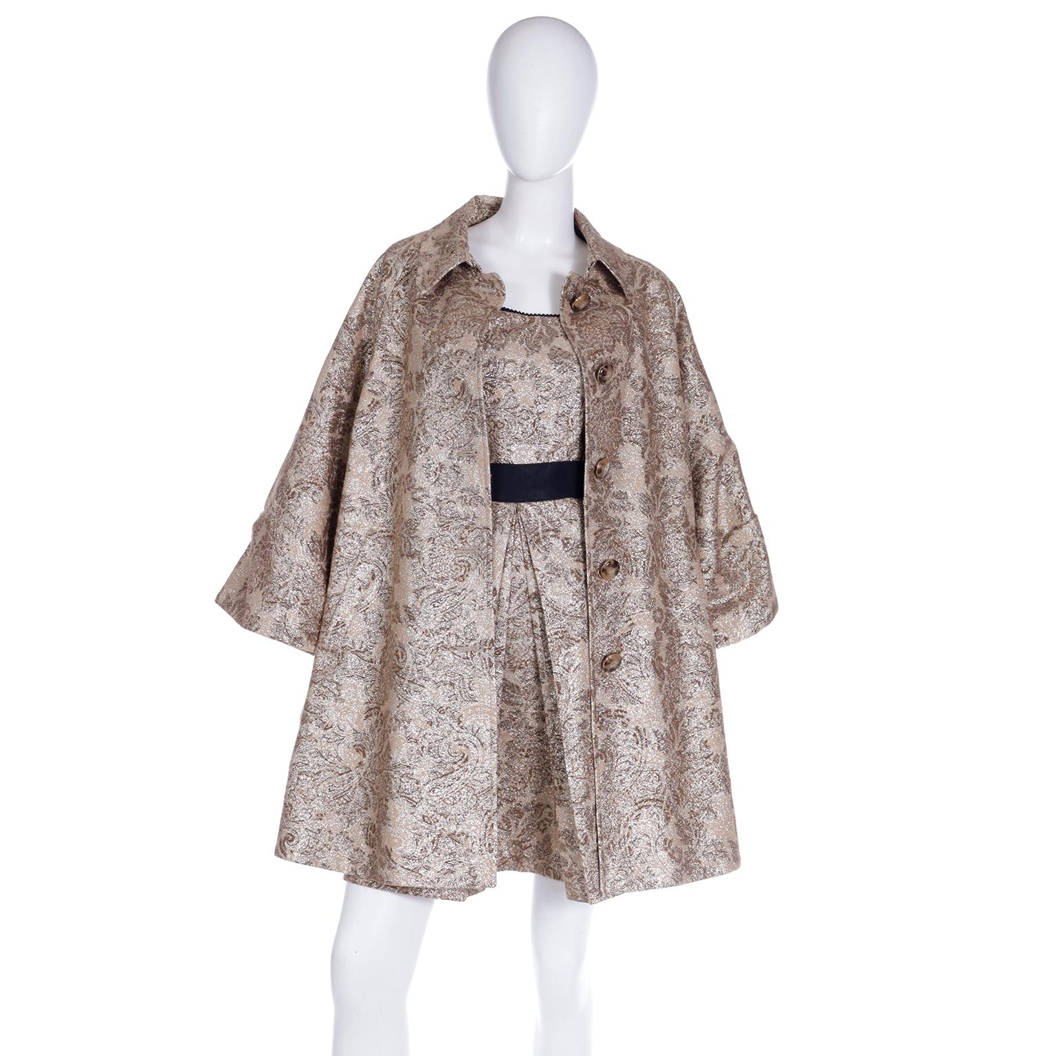 D&G Dolce & Gabbana Goldfarbenes geblümtes Kleid und Mantel mit Gürtel Amy Winehouse 2007 im Angebot 2