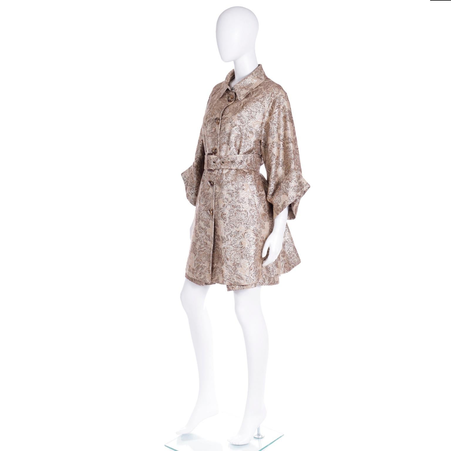 D&G Dolce & Gabbana Goldfarbenes geblümtes Kleid und Mantel mit Gürtel Amy Winehouse 2007 im Angebot 4