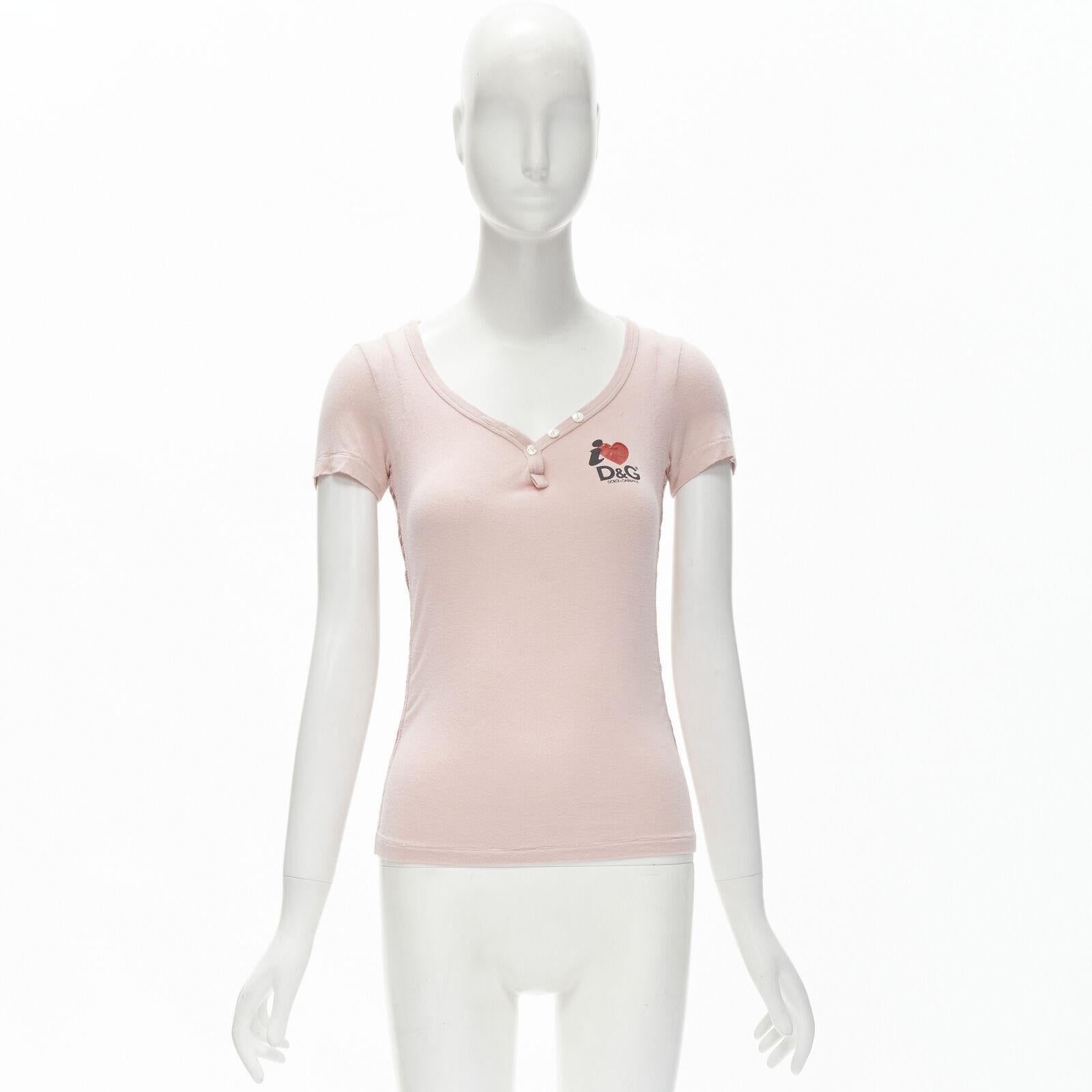 D&G DOLCE GABBANA T-shirt I Love DG à col en V et bordure en velours rose Y2K IT40 XS en vente 3