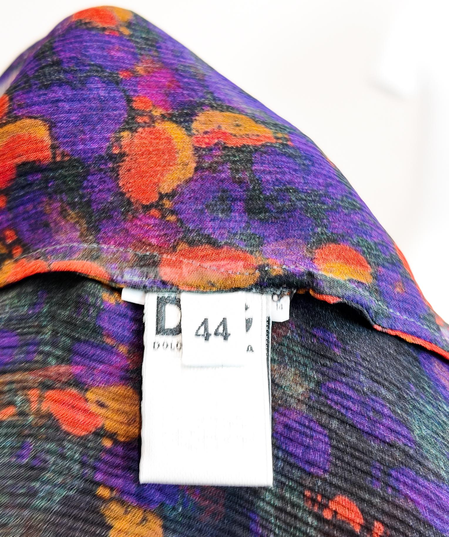 Dai il benvenuto alla stagione con il top stampato trasparente D.G. A/I 2008, realizzato in delicato chiffon e caratterizzato da un elegante volant centrale. Questo capo versatile si abbina magnificamente a un abito sartoriale o a un fondo