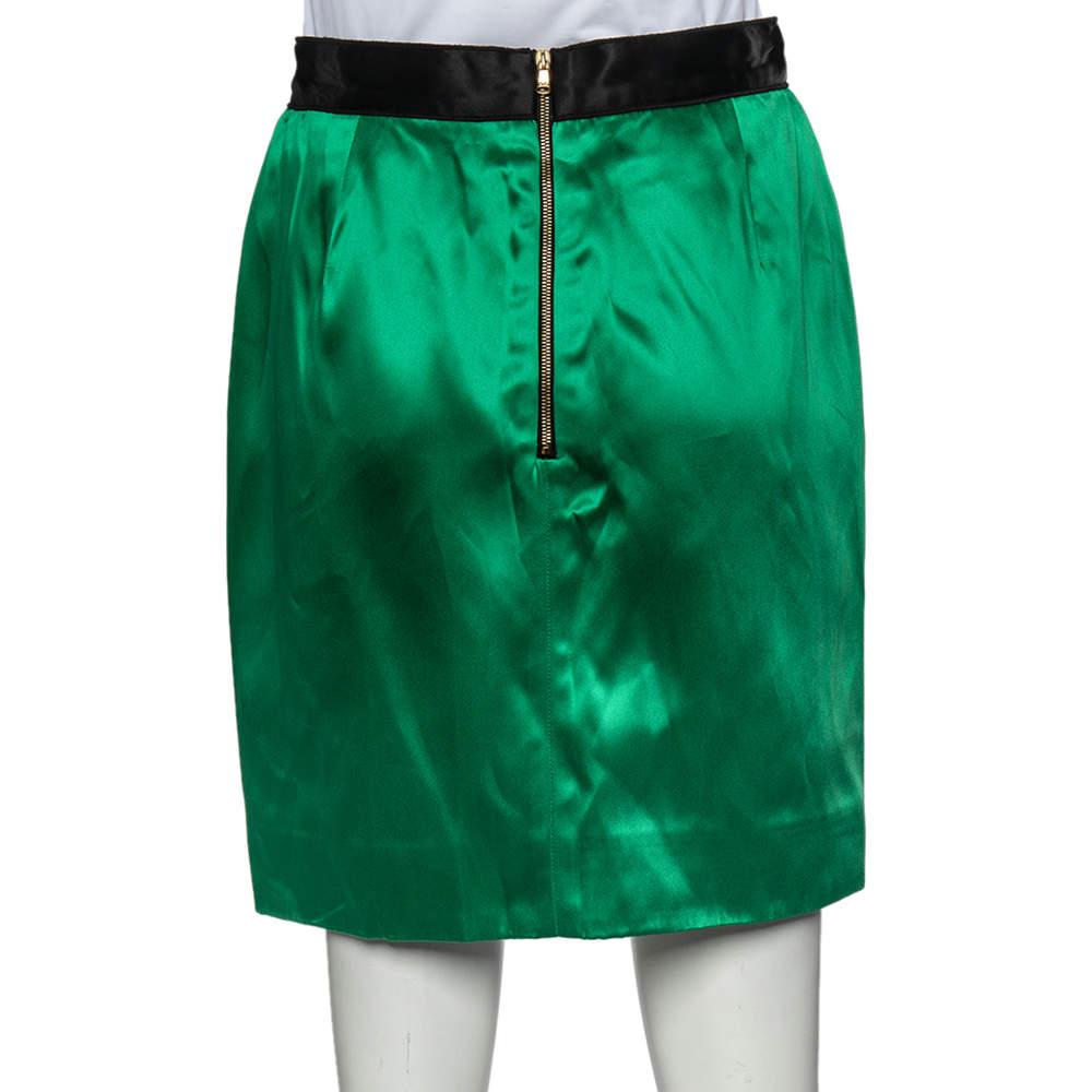 Chic and comfortable, this mini skirt from D&G will be a splendid pick for days of style. It is made from satin and designed with zip closure at the front and a green hue all over. Pair it with a sleeveless top, leather jacket, and boots or