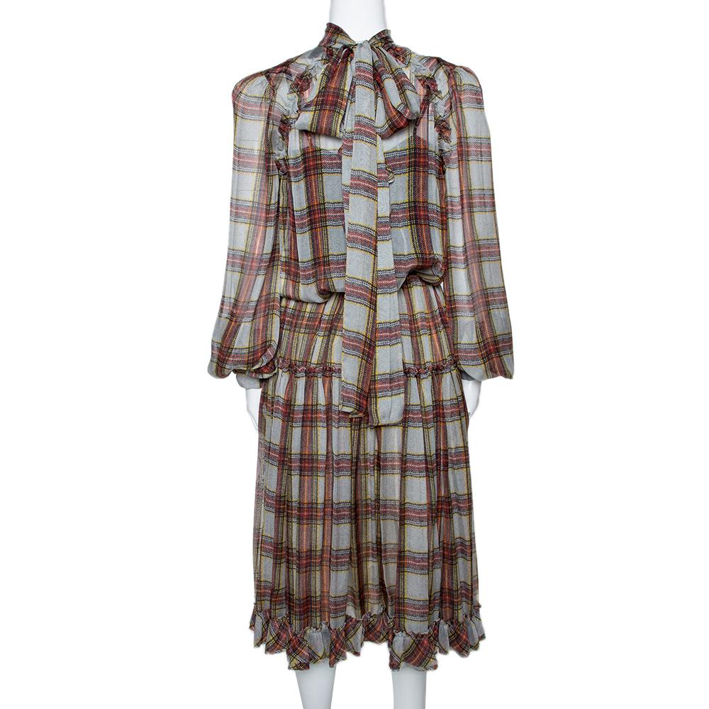 Perfect for an impromptu lunch with friends, this D&G dress is a versatile pick that will make sure you are on point even on a busy day. Crafted from 100% silk, it has a grey plaid print throughout. It has a midi length that is trendy and