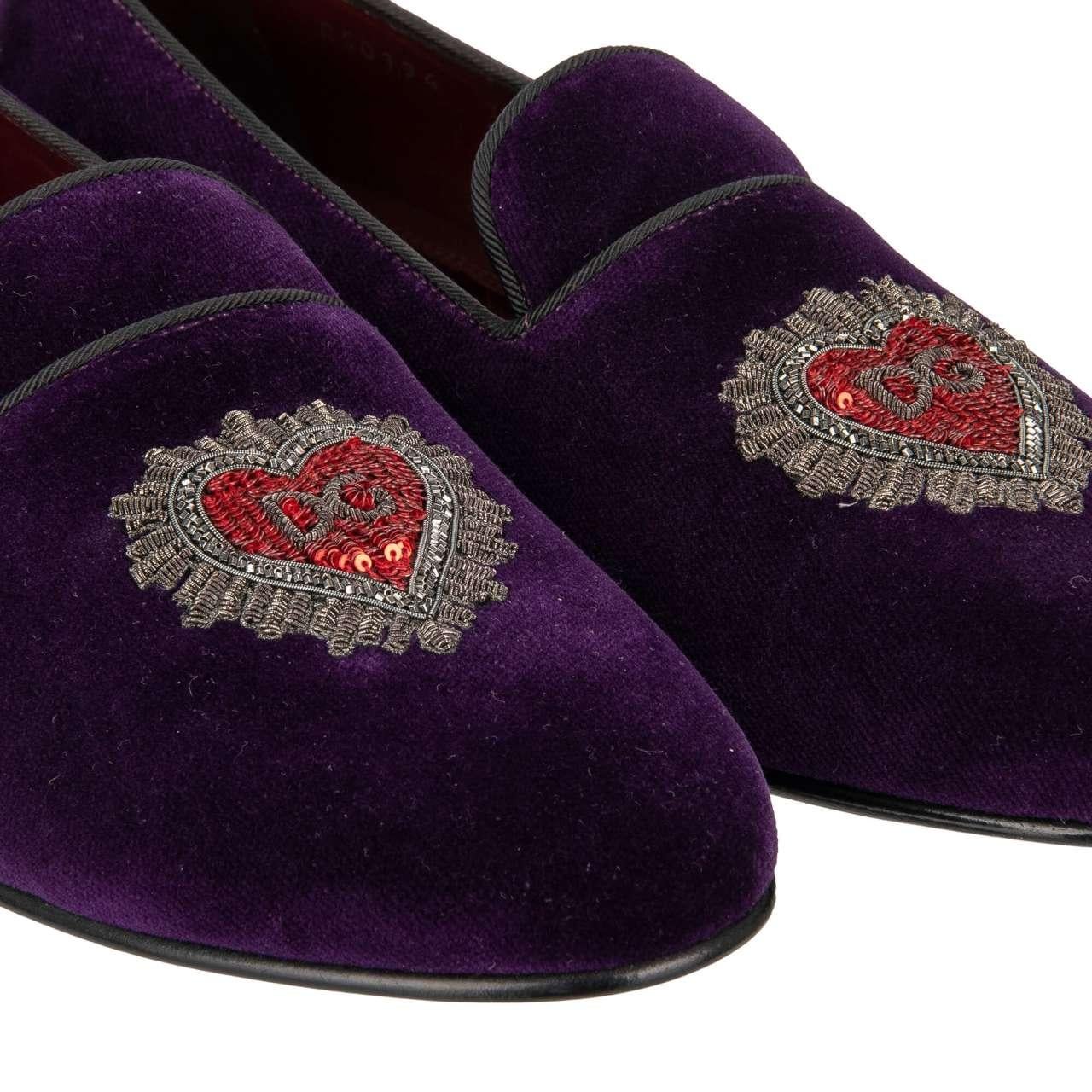 D&G - Heart Logo Embroidered Velvet Loafer YOUNG POPE Purple Red EUR 40 In Excellent Condition For Sale In Erkrath, DE