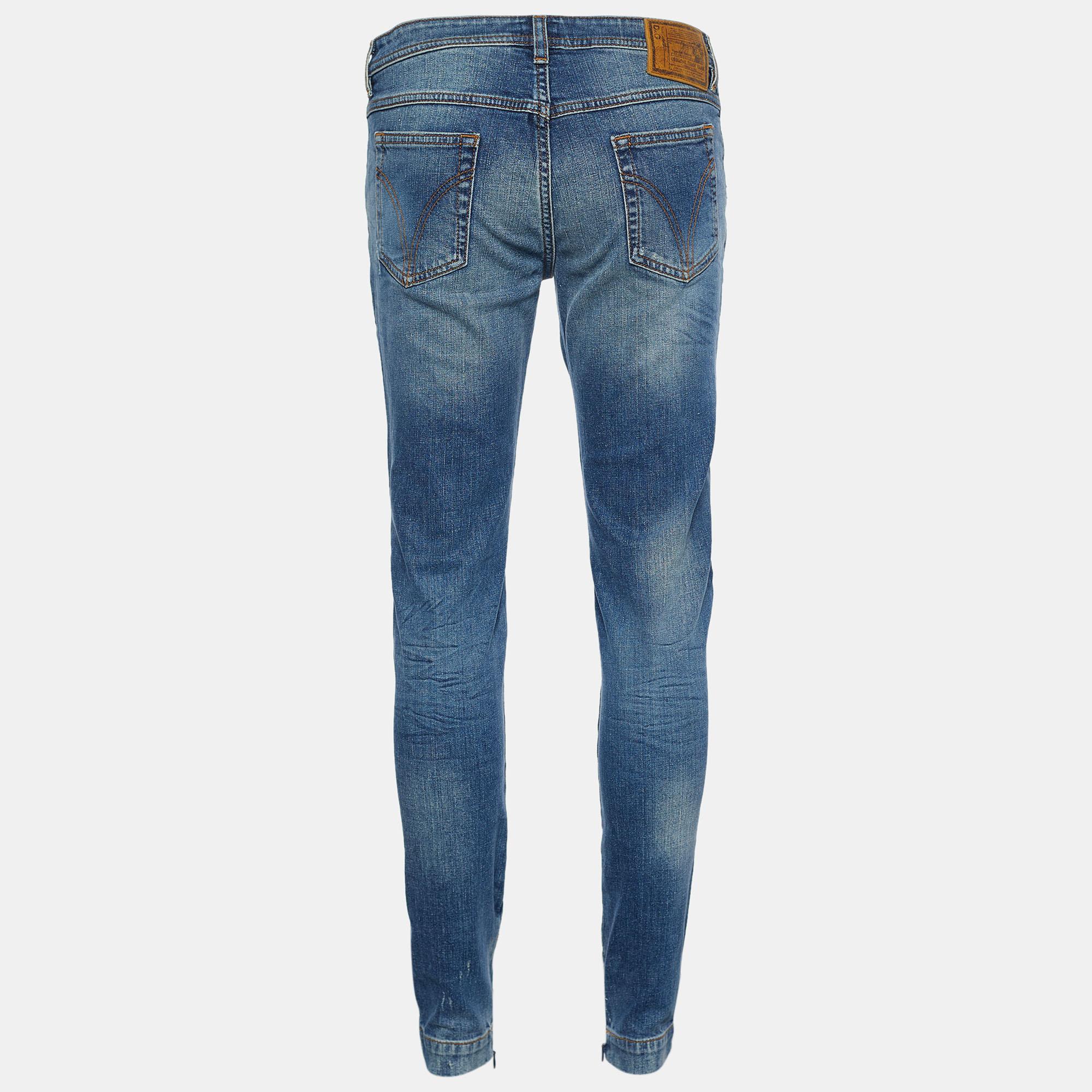 Bequeme und stilvolle Jeans wie diese sind ein absolutes Muss im Kleiderschrank! Diese Jeans von D&G ist super stylisch und schick. Sie wurden aus indigoblauem Distressed Denim-Stoff in einer Skinny-Fit-Silhouette gefertigt. Diese Jeans ist mit