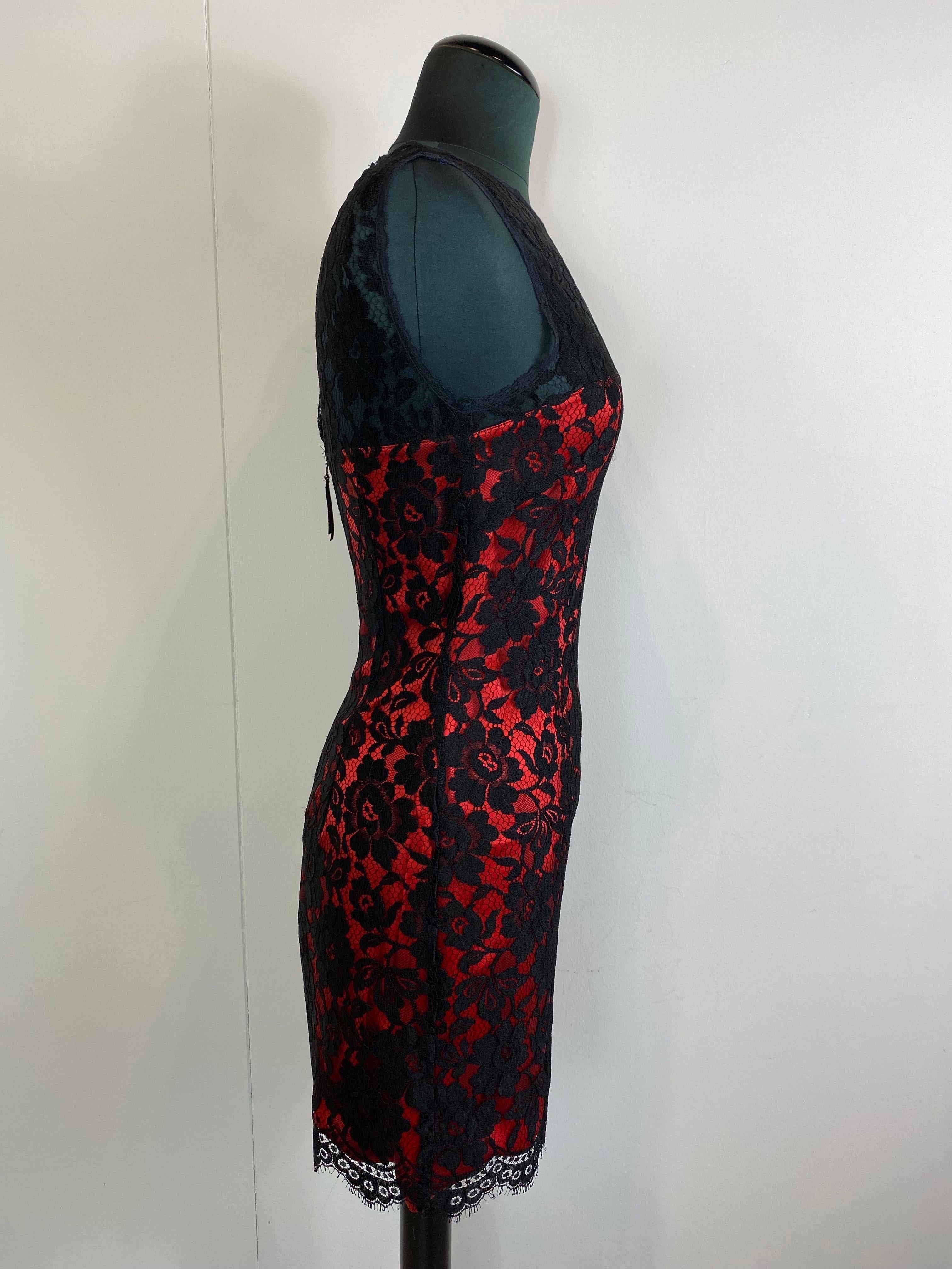 D&G Kleid aus schwarzer Spitze mit rotem Futter. 
Viskose und Seide.
Seidenfutter.
Reißverschluss in der hinteren Mitte und Tränenverschluss am hinteren Ausschnitt. 
In perfektem Zustand. 
Größe 42
Schultern 36 cm
Oberweite 42 cm
Taille 35 cm
Hüfte