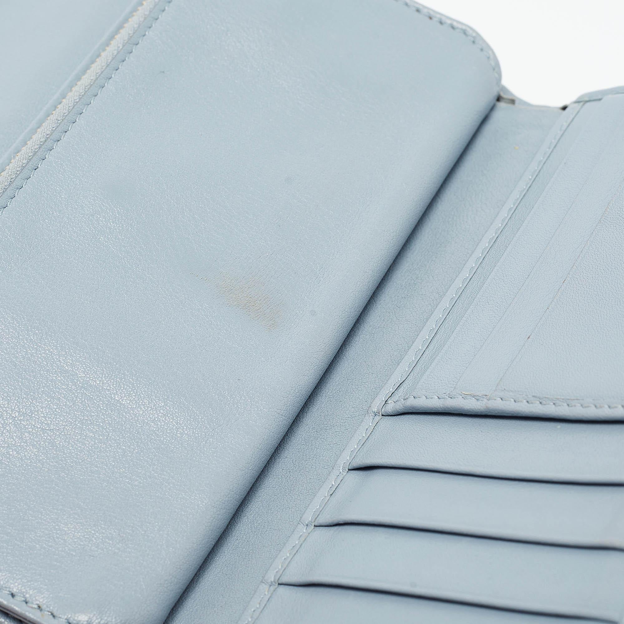 D&G Light Blue Quilted Leather Continental Wallet In Excellent Condition For Sale In Dubai, Al Qouz 2