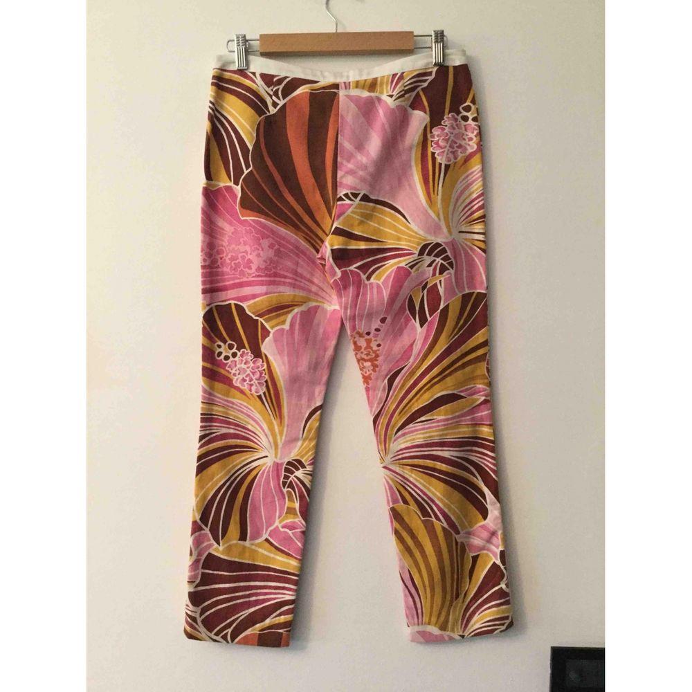 D&G Linen Trousers in Pink

D&G pants. 
Size 40 ITA. 
Very special fantasy, perfect for summer. 
Composition 52% linen, 48% cotton. 
Still has the original tag. Never worn. 
In good condition, it only needs linen because it is in stock. 

General