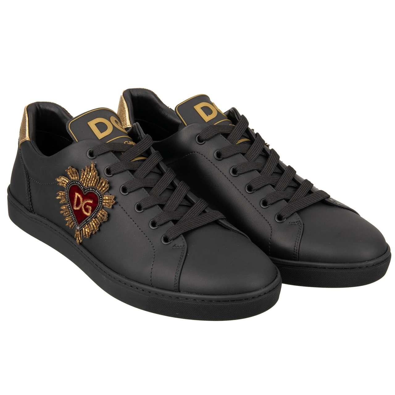 - Zapatilla baja LONDON con logotipo y corazón bordados en dorado y negro by DOLCE & GABBANA - Nuevo con Caja - Anterior PVP: EUR 545 - MADE IN ITALY - Model: CS1640-B5545-8E831 - Material: 100% Piel de becerro - Suela: Caucho - Color: Negro /