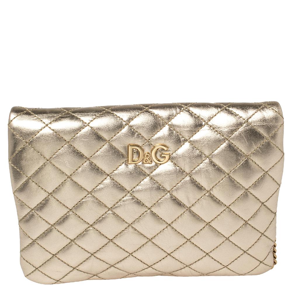This D&G clutch is crafted from gold quilted leather. It has a simple foldable silhouette featureing a gold-tone metal frame secured by a kiss lock. With a satin-lined interior, the clutch houses enough space for your party essentials and is held by