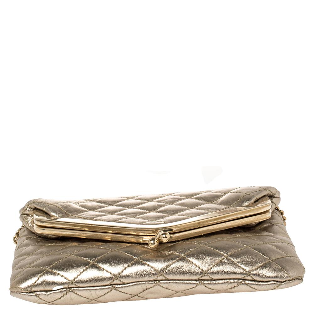 D&G Metallic Gold Quilted Leather Kisslock Foldover Chain Clutch In Fair Condition In Dubai, Al Qouz 2