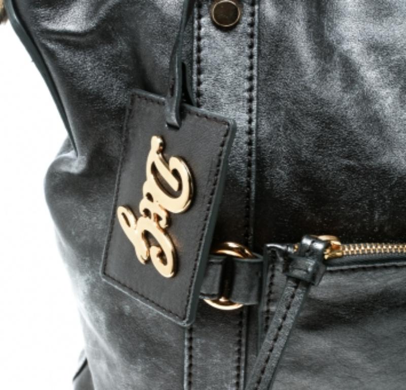 Inizia la tua giornata con questa sofisticata e pratica borsa messenger di D&G. È realizzata in pelle liscia grigio metallizzata con borchie dorate sul davanti, una tasca con cerniera e una targhetta con logo in pelle. Può essere indossata a spalla
