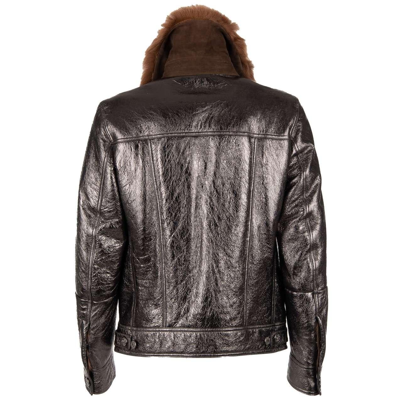 - Unique Metallic Nappa Leather Jacket with real fur lining, fur collar and front pockets by DOLCE & GABBANA - New with tag - Former RRP : EUR 4.950 - MADE IN ITALY - Slim Fit - Modèle : G9PR1L-FUPZK-S9000 - Matière : 100% Peau d'agneau - Doublure :