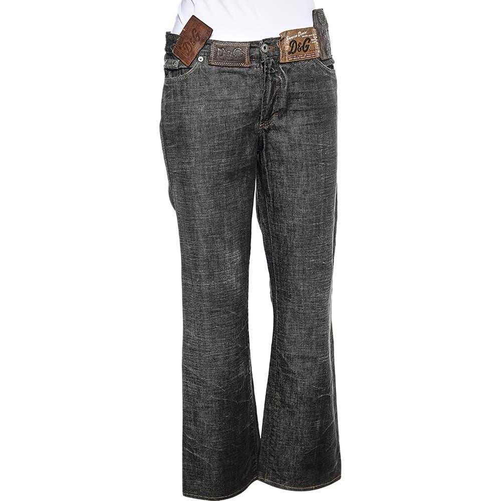 These D&G jeans project an elegant appeal through the use of fine tailoring and simple detailing. The comfortable pair, fitted with belt loops, five pockets, and zip closure, is bound to give you a great fit. 