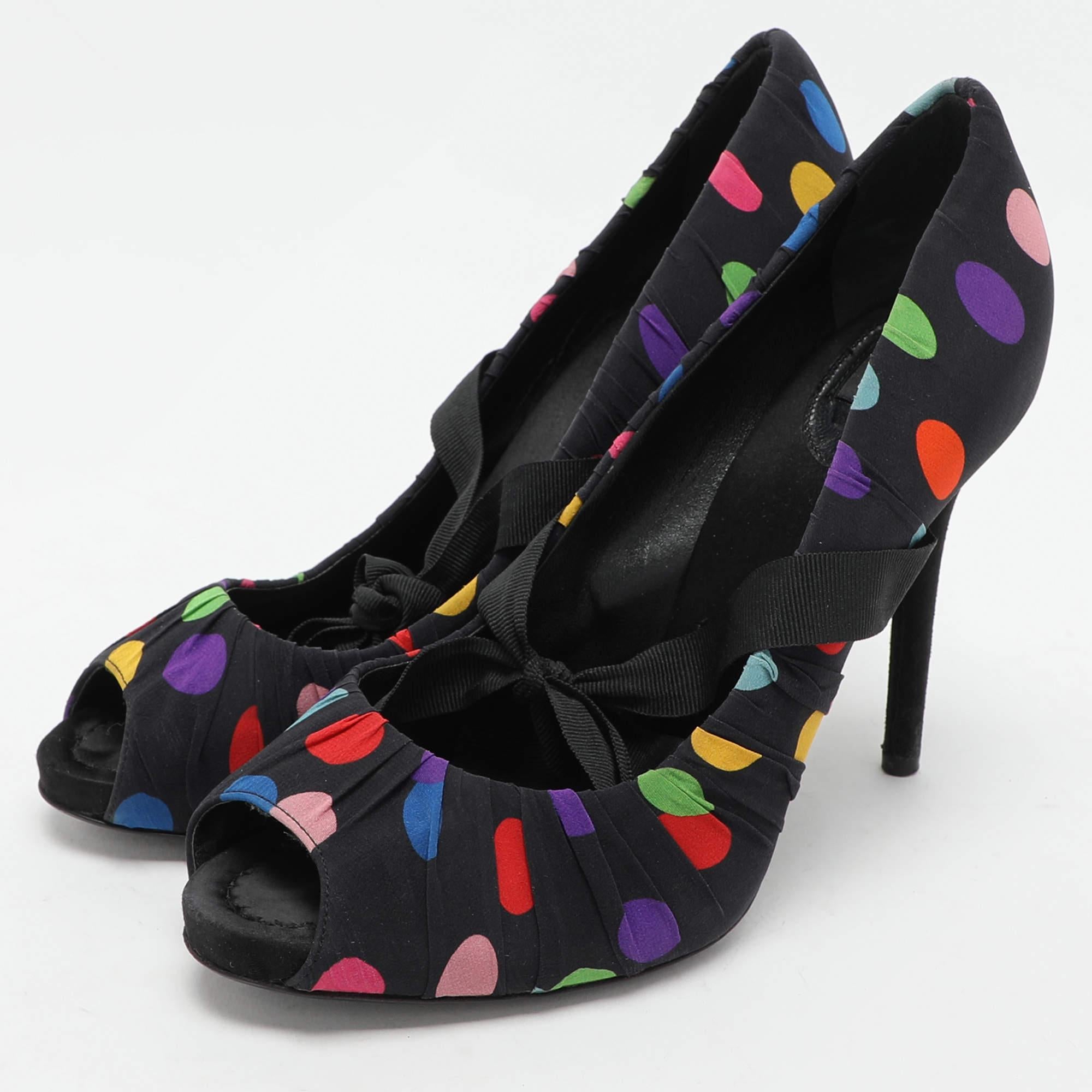 Faites preuve de chic avec ces escarpins de créateur. Ils présentent des talons robustes et des semelles durables, parfaits pour vos sorties à la mode.