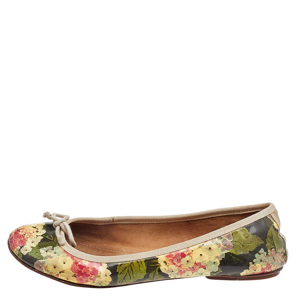 These ballet flats from D&G exude simplistic elegance. Crafted from patent leather, these flats carry a floral-printed exterior with round toes and bows. Step out in them and you are sure to have a comfortable day.