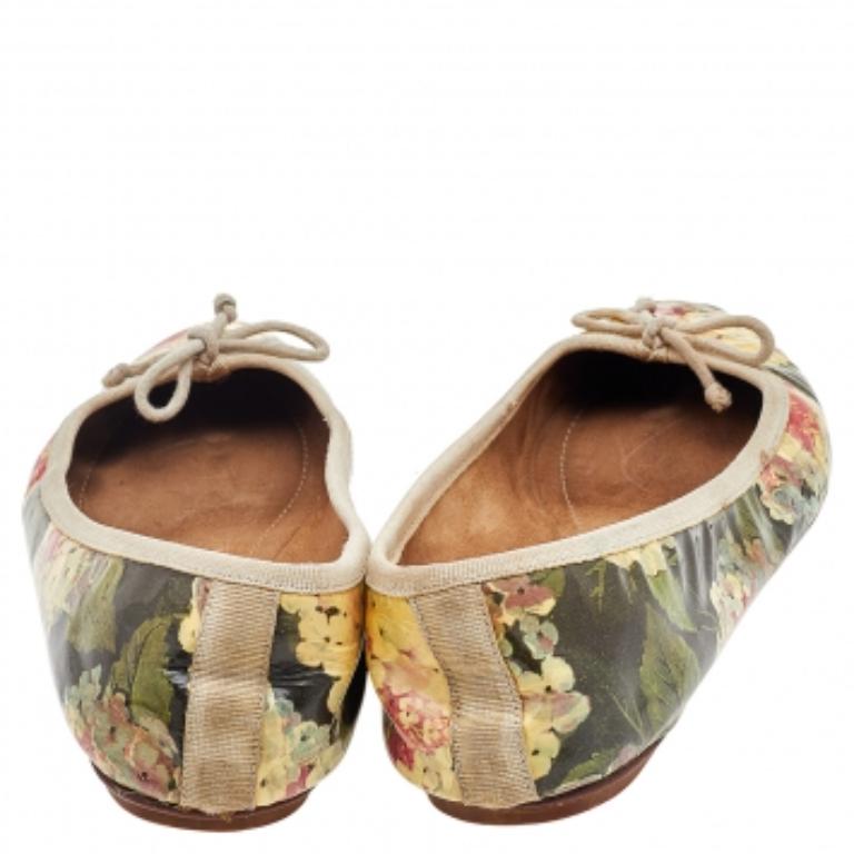 Diese Ballerinas von D&G strahlen schlichte Eleganz aus. Die aus Lackleder gefertigten Flats haben ein floral bedrucktes Äußeres, runde Zehen und Schleifen. Wenn Sie darin ausgehen, werden Sie einen angenehmen Tag verbringen.