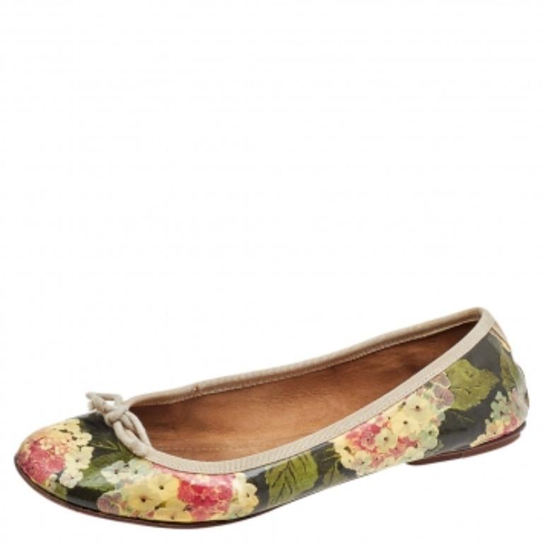 D&G Mehrfarbige Ballettschuhe aus Lackleder mit Blumendruck und Lacklederschleife Größe 39 (Braun) im Angebot