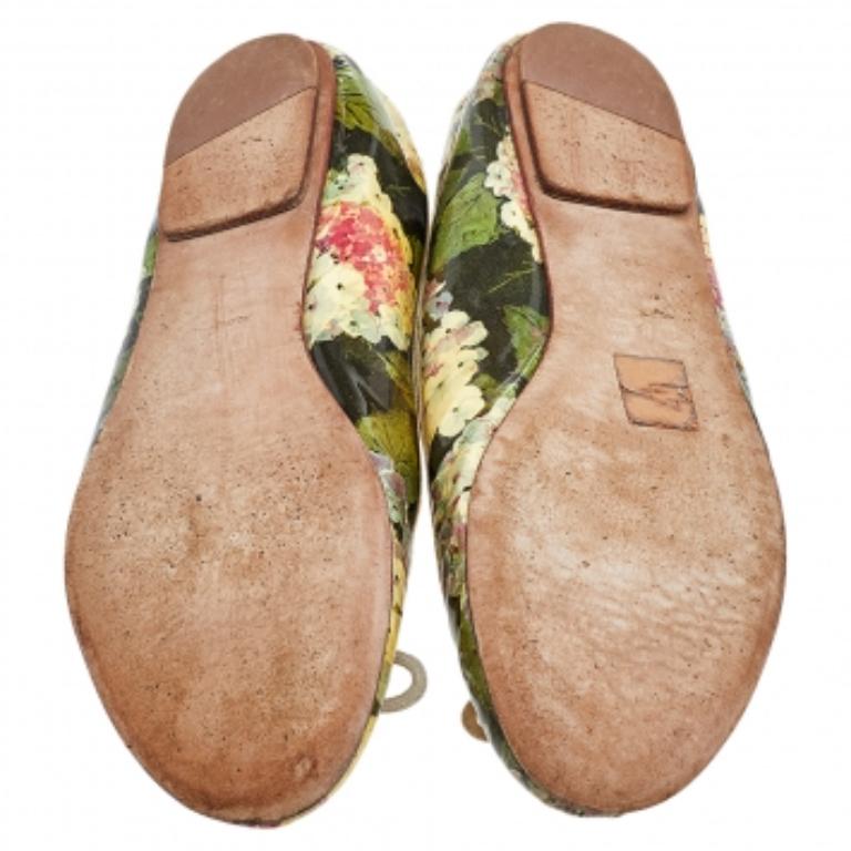 D&G Mehrfarbige Ballettschuhe aus Lackleder mit Blumendruck und Lacklederschleife Größe 39 im Zustand „Relativ gut“ im Angebot in Dubai, Al Qouz 2