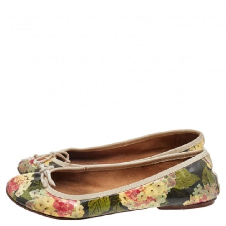 D&G Mehrfarbige Ballettschuhe aus Lackleder mit Blumendruck und Lacklederschleife Größe 39 im Angebot 1