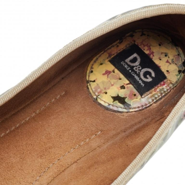 D&G Mehrfarbige Ballettschuhe aus Lackleder mit Blumendruck und Lacklederschleife Größe 39 im Angebot 2