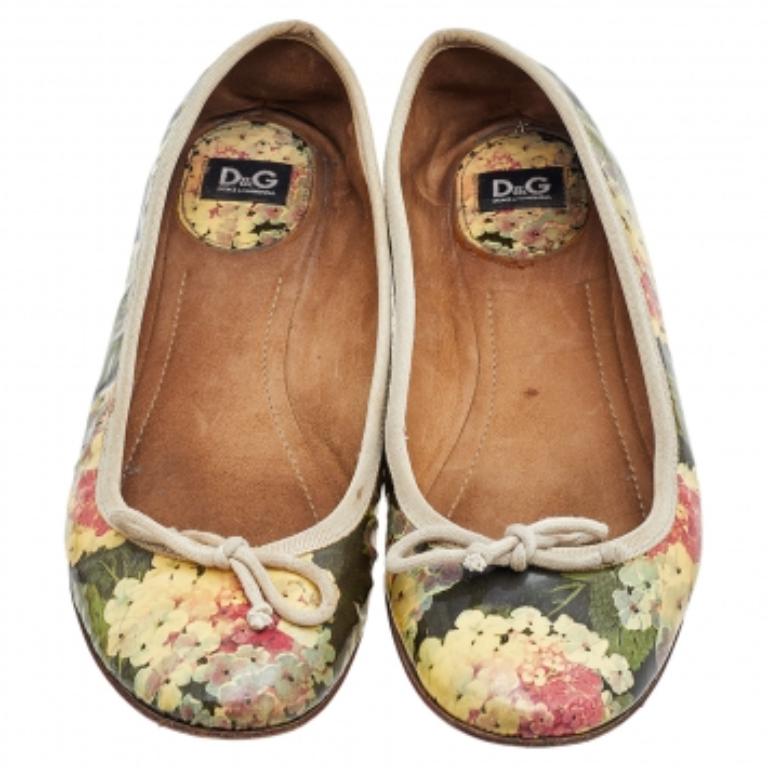 D&G Mehrfarbige Ballettschuhe aus Lackleder mit Blumendruck und Lacklederschleife Größe 39 im Angebot 3
