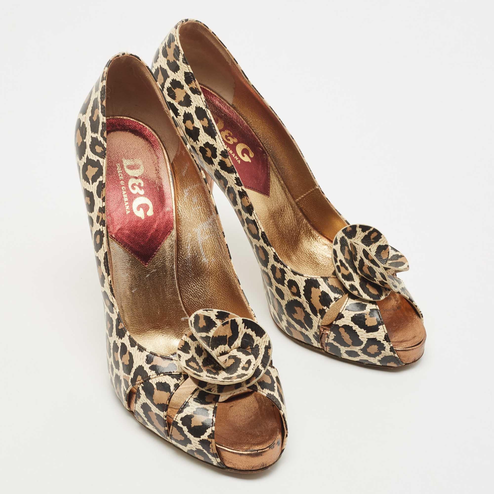 D&G escarpins à bout ouvert en cuir imprimé animal multicolore, taille 39,5 État moyen à Dubai, Al Qouz 2