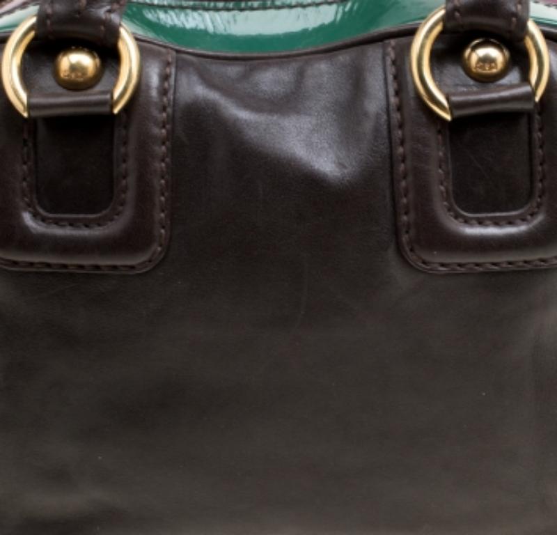 Kreationen wie diese Bowler Bag von D&G kommen nie aus der Mode. Diese Tasche ist aus verschiedenfarbigem Leder gefertigt und verfügt über zwei Griffe, schützende Metallfüße und mehrere Reißverschlussfächer, in denen Sie alles Wichtige unterbringen