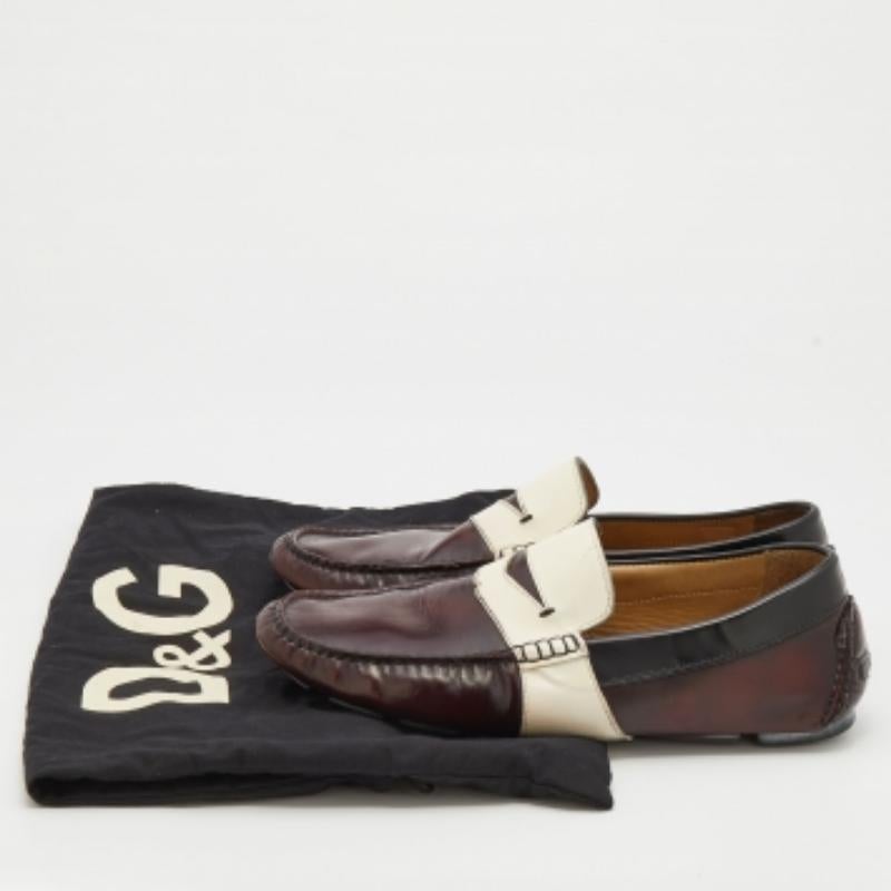 Extremely comfortable, these loafers from D&G are versatile to wear. These loafers are crafted from smooth leather, and the matching stitch detailing defines the shape well. They feature penny straps at the vamps. The insoles are leather lined with