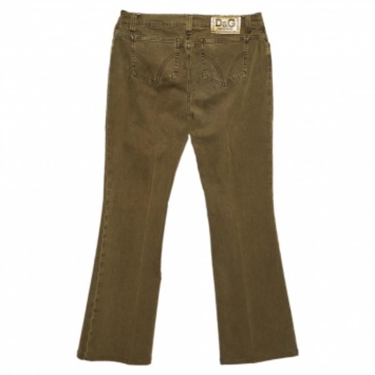 These D&G flared jeans project an elegant appeal through the use of fine tailoring and simple detailing. The comfortable pair, fitted with belt loops, pockets, and zip closure, is bound to give you a great fit.