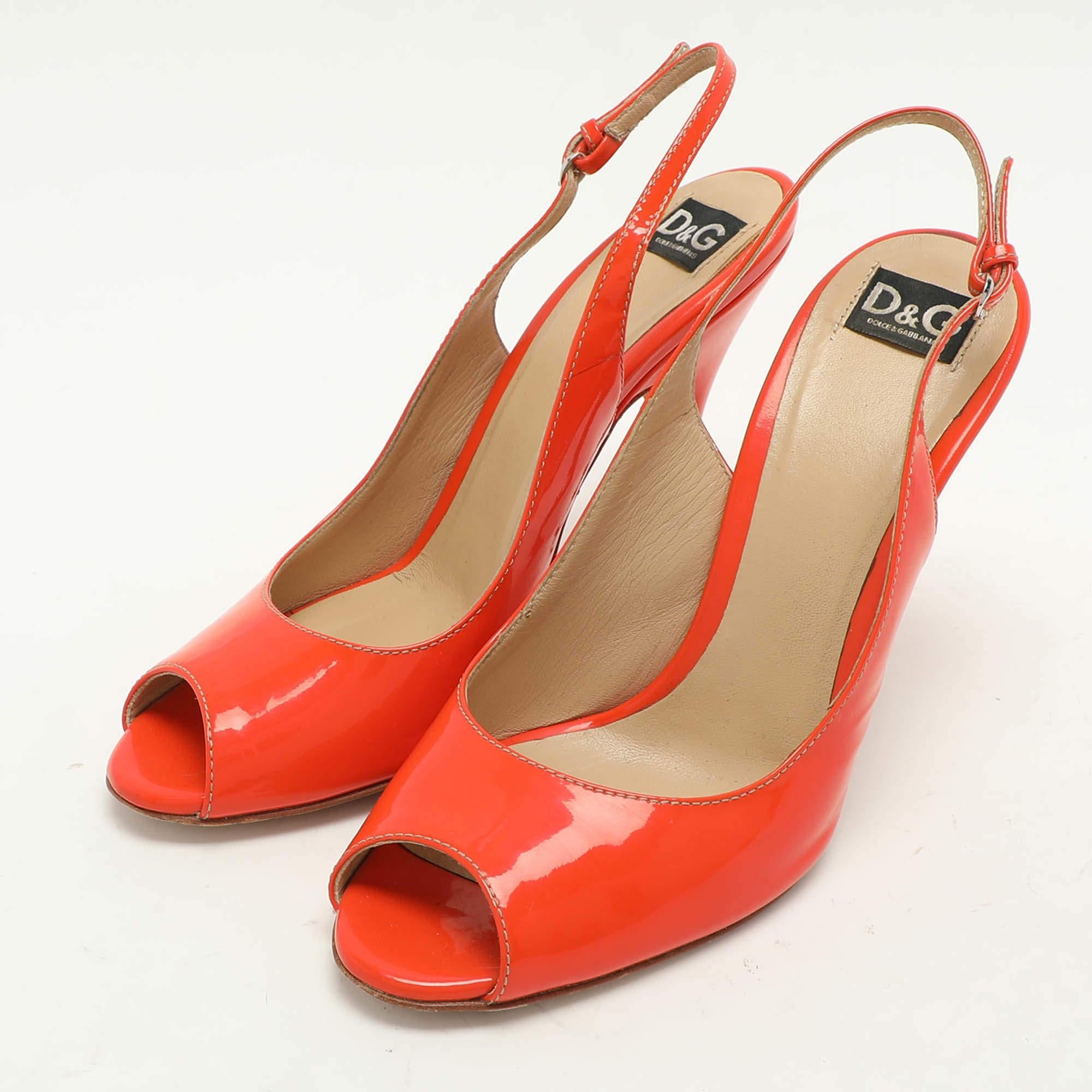 Diese Sandalen umrahmen Ihre Füße auf elegante Weise. Gefertigt aus hochwertigen MATERIALEN  Sie zeichnen sich durch ein edles Design und bequeme Sohlen aus.