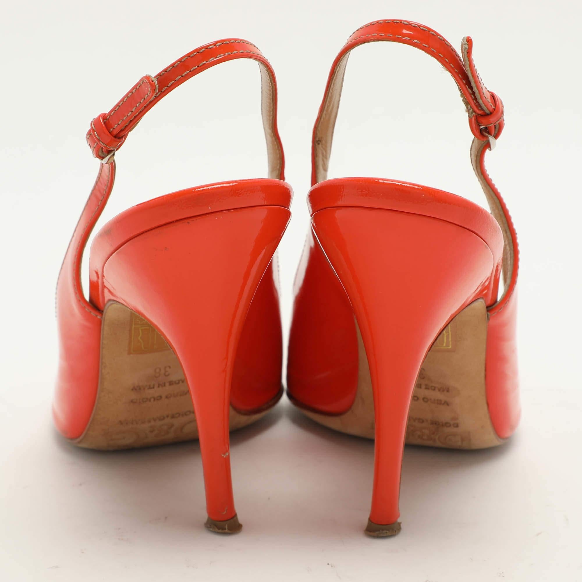 D&G Orangefarbene Peep Toe Slingback-Sandalen aus Lackleder Größe 38 im Angebot 1