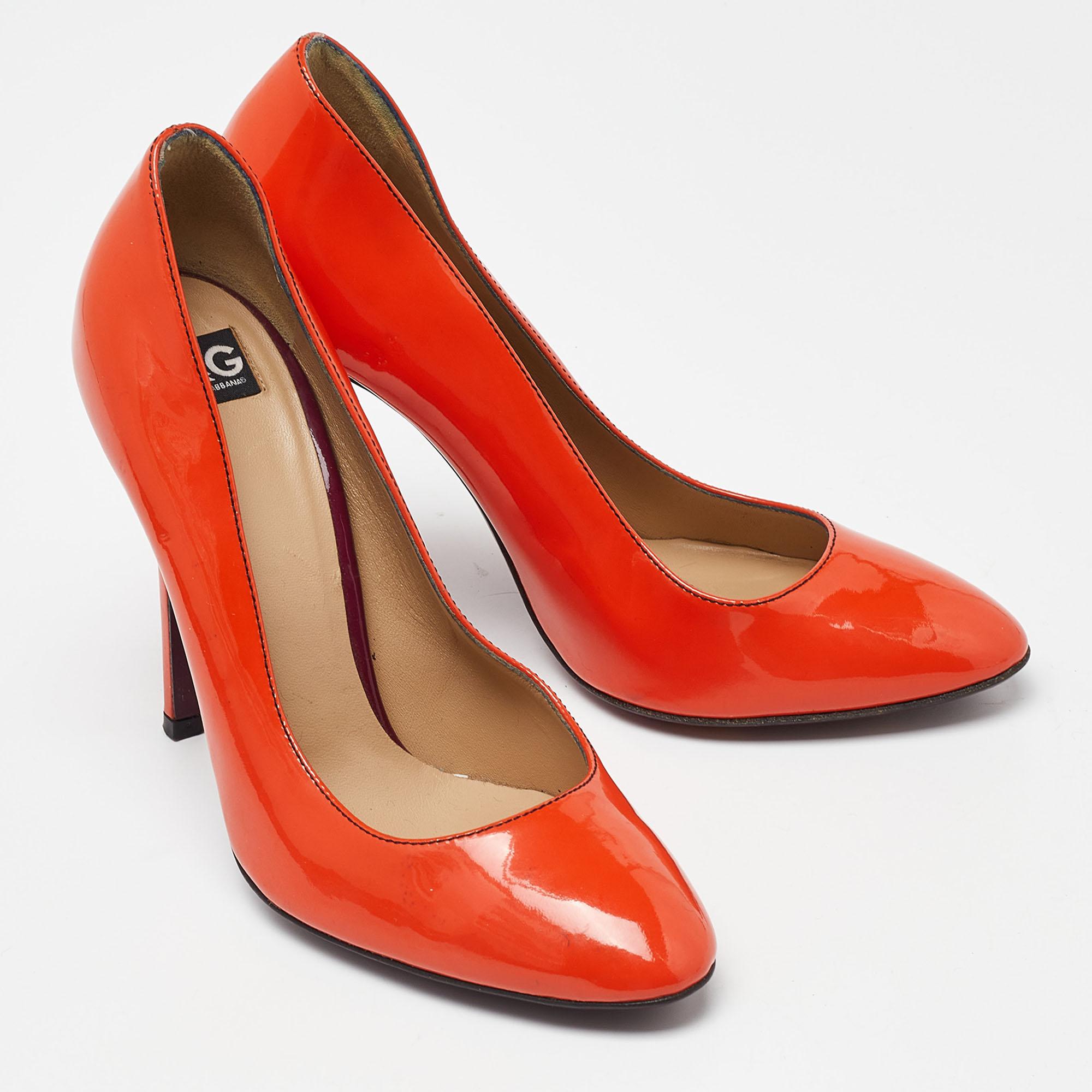 D&G Orange Patent Leather Round Toe Pumps Size 38.5 In Excellent Condition For Sale In Dubai, Al Qouz 2
