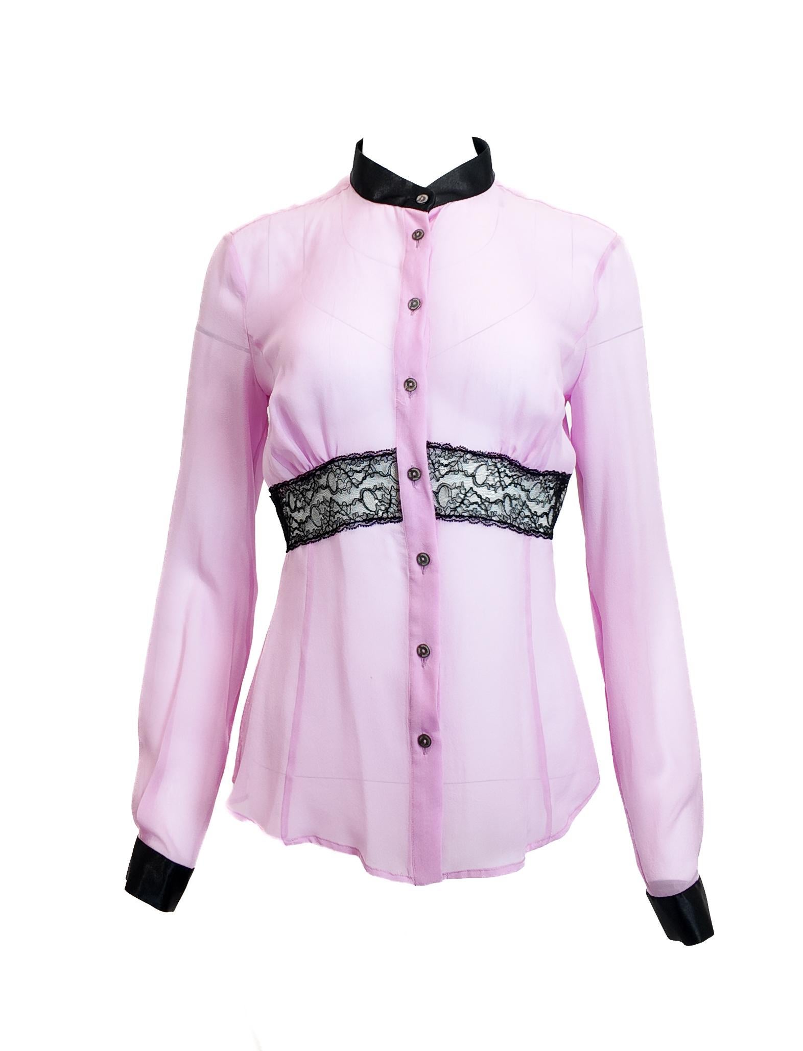 Eleva il tuo guardaroba con questa blusa button down a maniche lunghe di D.G., caratterizzata da un delicato pizzo che aggiunge un tocco raffinato al suo tessuto di seta. Ideale per l'ufficio o per una giornata elegante, il suo classico design