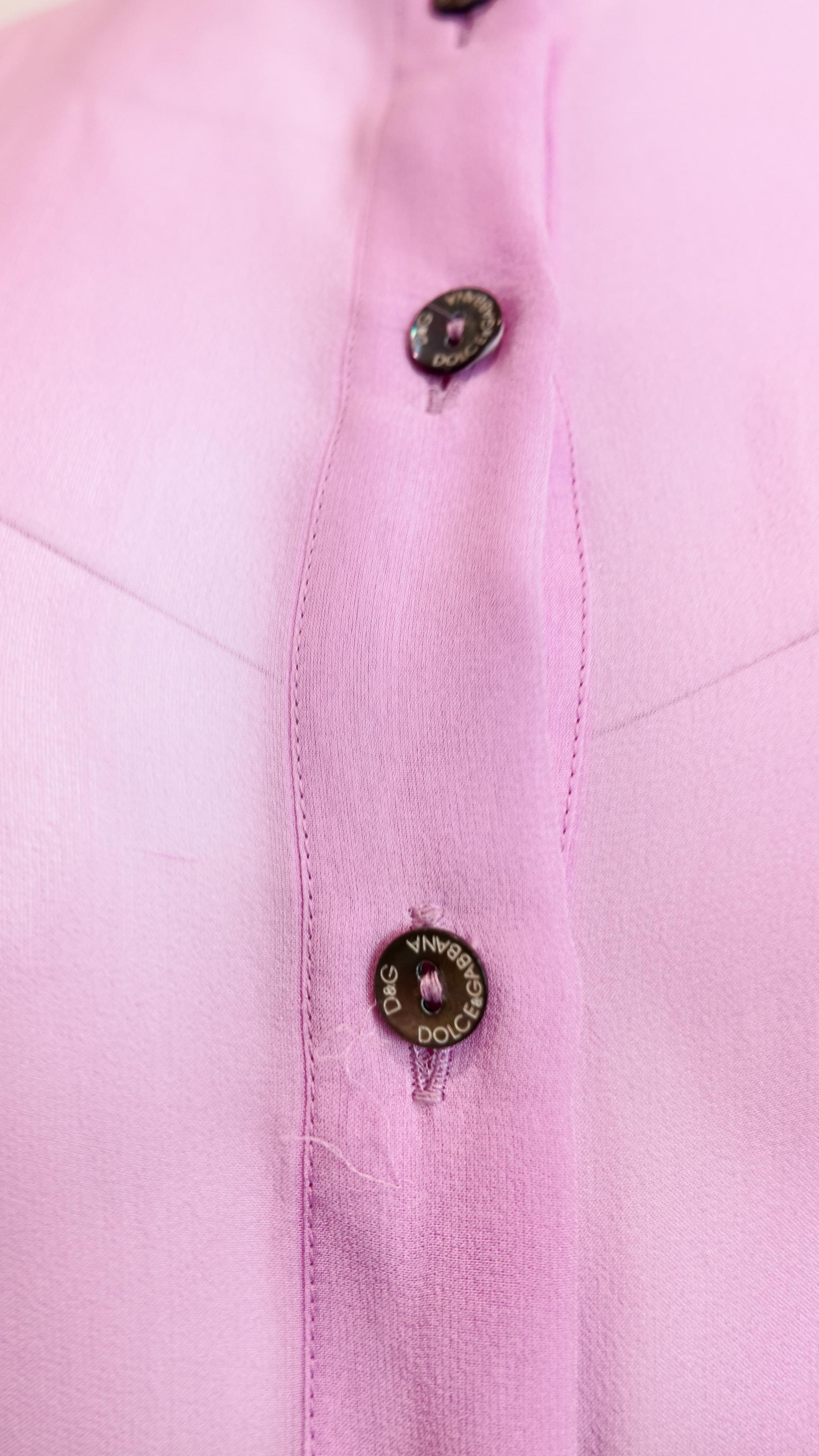 D.G. Camicetta rosa a maniche lunghe con bottoni e bordi in pizzo In condizioni ottime in vendita a Los Angeles, CA