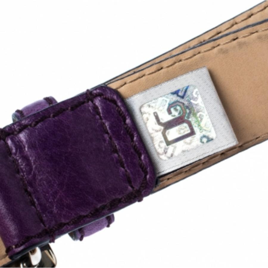 Questa cintura con fibbia di D.G. è assolutamente favolosa. L'incredibile cintura in pelle viola brilla grazie alle finiture argentate che riprendono i simboli del marchio. Sul retro c'è il nome del marchio in rilievo. La cintura è classica,