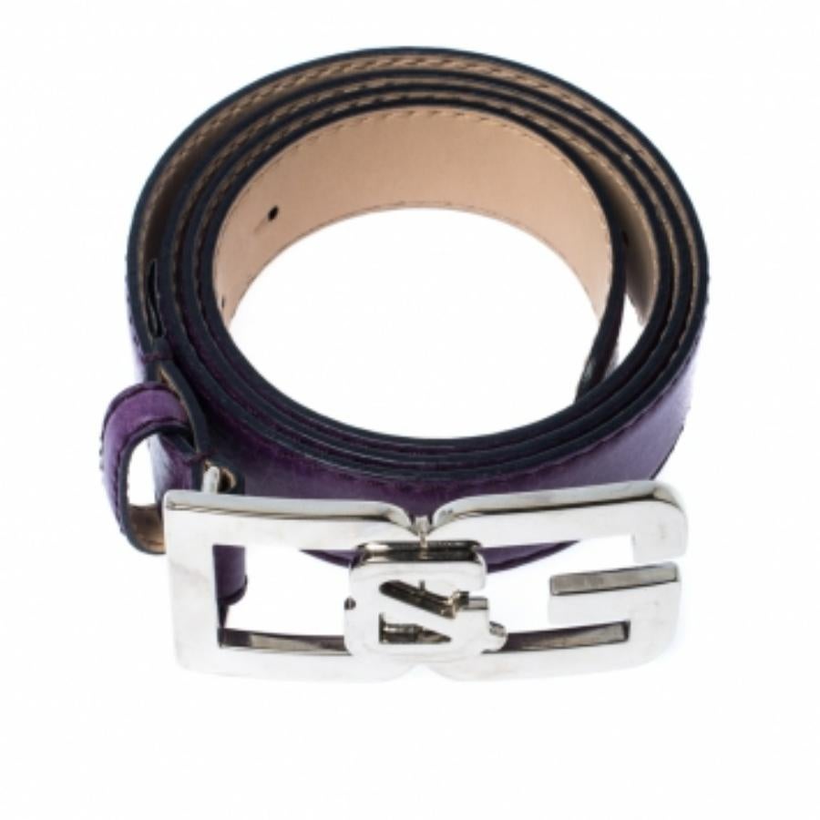 D.G. Cintura in pelle viola con fibbia e logo 95cm In condizioni buone in vendita a Dubai, Al Qouz 2