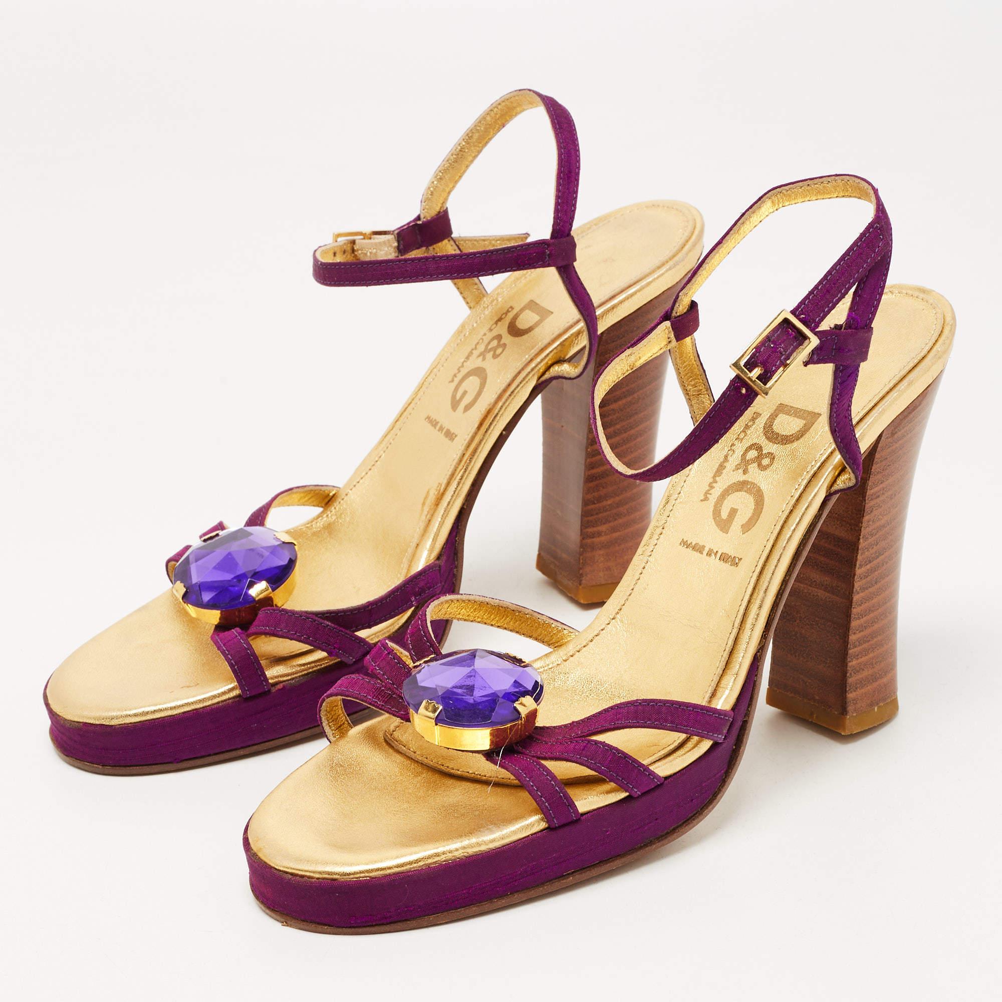 Questi sandali incorniceranno i tuoi piedi in modo elegante. Realizzato con materiali di qualità  hanno un design elegante e solette confortevoli.