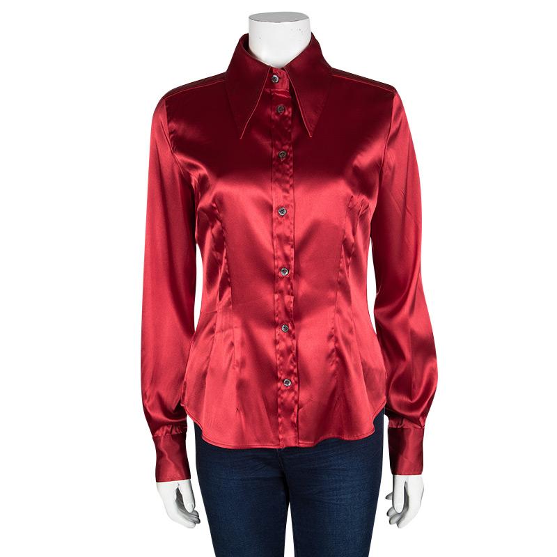 This button front shirt from D&G is the perfect shirt you've been waiting for. This creation is made of the finest materials and it features long sleeves, a pointed collar, and a red hue. Amazing for all your outings, this shirt can be paired well
