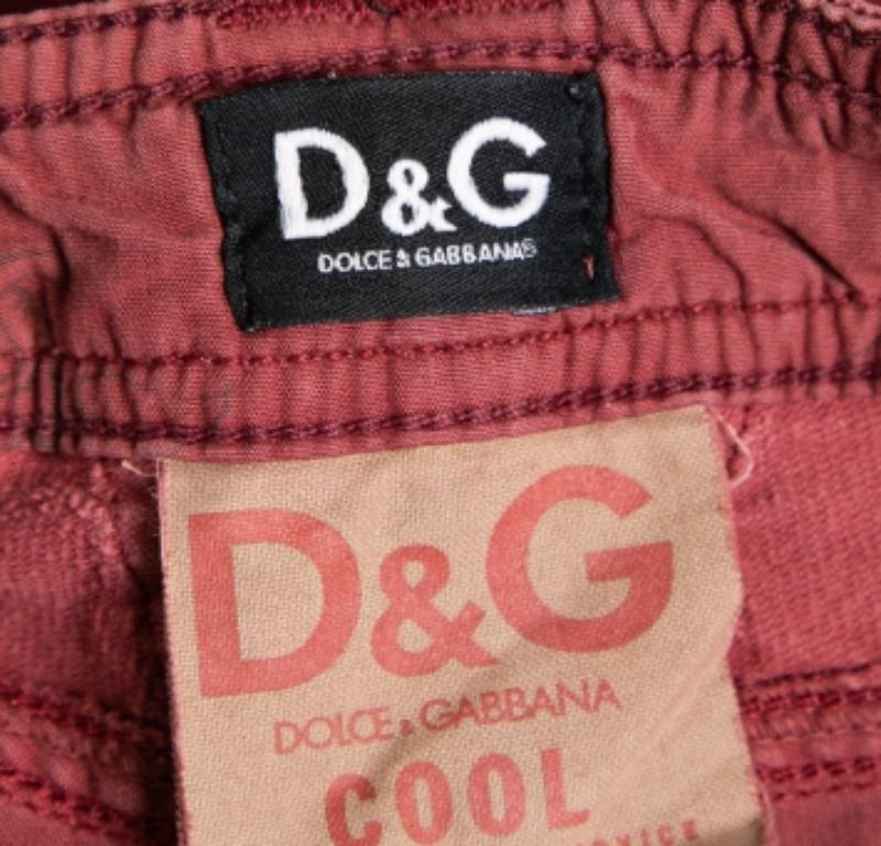 These pants from D&G are all you need to flaunt luxury and comfort. Made into a boot-cut silhouette, they are created using red corduroy fabric and display a low-rise style and a tight fit. They come with a buttoned closure and four pockets. Match