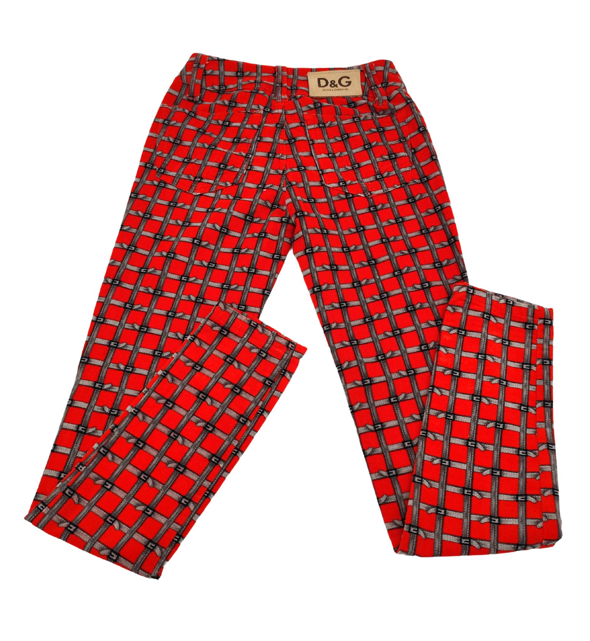 Pantalon imprimé D.G.
Velours de coton rouge

Taille 38 IT

Mesures :
taille 66 cm - 26 in
hanches 84 cm - 33 in
longueur 98 cm - 38.5 in
hauteur 23 cm - 9 in
entrejambe 76 cm - 30 in

Bon état
Quelques signes d'utilisation