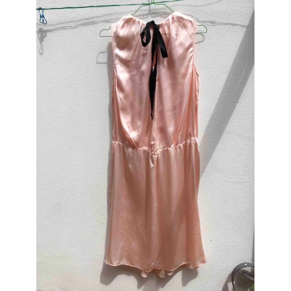 D&G Silk Mid-Length Dress in Pink

D&G midi dress. 
In very soft, slightly transparent pink silk. Button fastening at the back and decorative bow. 
Fabric slightly marked by time. 
Good general condition, shows only small signs of normal