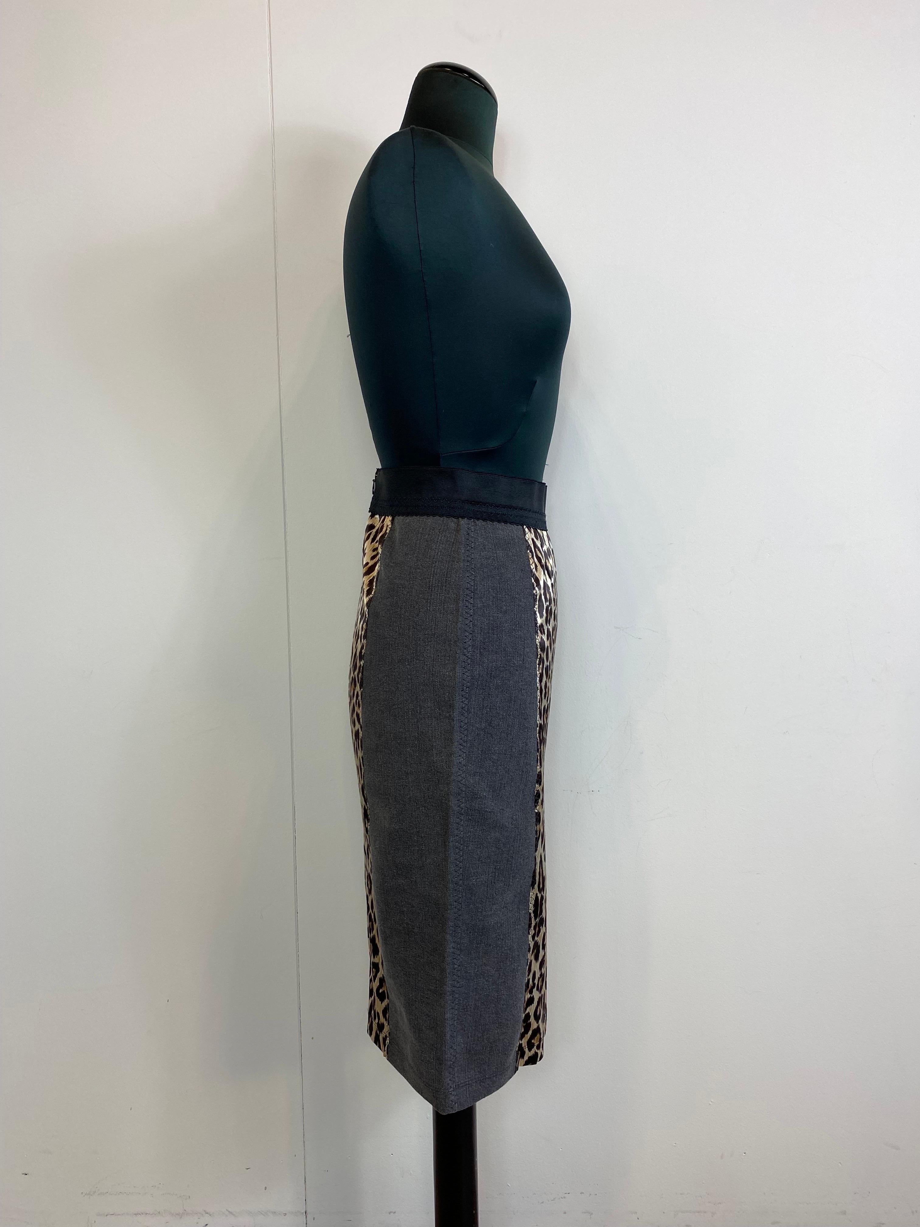 Falda D&G en tejido vaquero y viscosa.
Cintura elástica y cremallera invisible en el centro de la espalda. 
Talla 33 Francés 
 Cintura 33 cm 
Pelvis 46 cm
Longitud total de la falda 64 cm