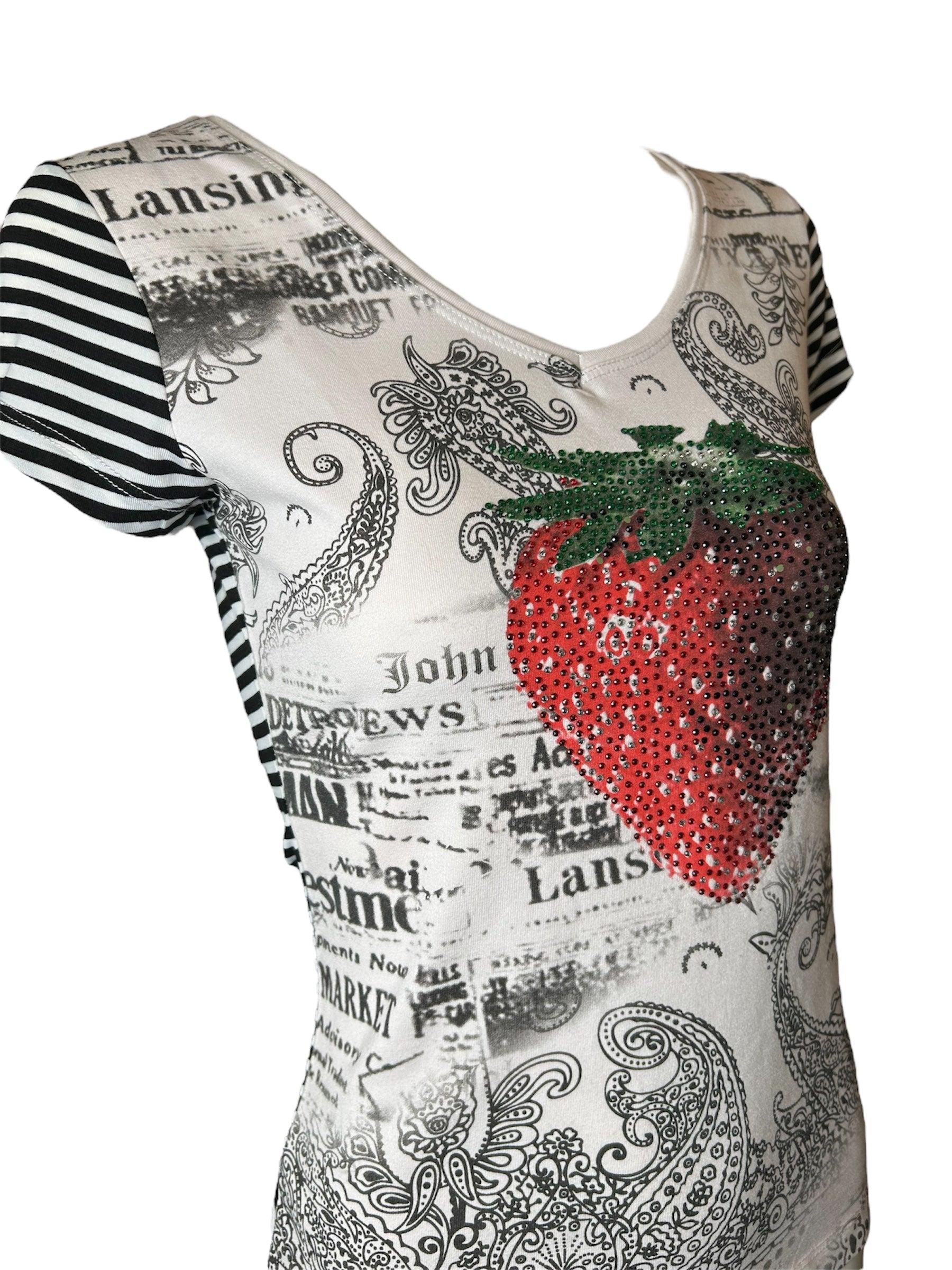 Quintessenz der frühen 2000er Jahre: ein T-Shirt mit auffälliger Grafik. Die Erdbeere ist mit farbigen Strasssteinen besetzt und macht die Frucht POP! Dieser Druck hat etwas unheimlich Galliano-mäßiges an sich... ob es sich um Schmeichelei oder