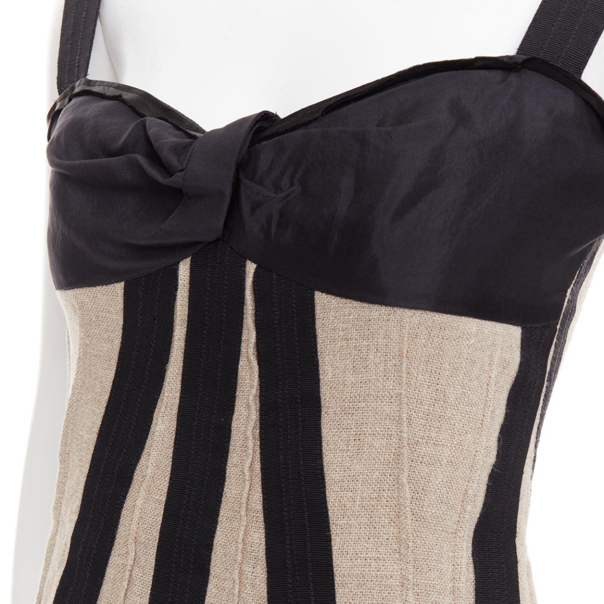 D&G Vintage beige Leinen Burlap Leinwand schwarzem Satin getrimmt Korsett Top IT38 XS
Referenz: CC/A00442
Marke: D&G
Designer: Domenico Dolce und Stefano Gabbana
MATERIAL: Leinen, Gemisch
Farbe: Beige, Schwarz
Muster: Solide
Verschluss: