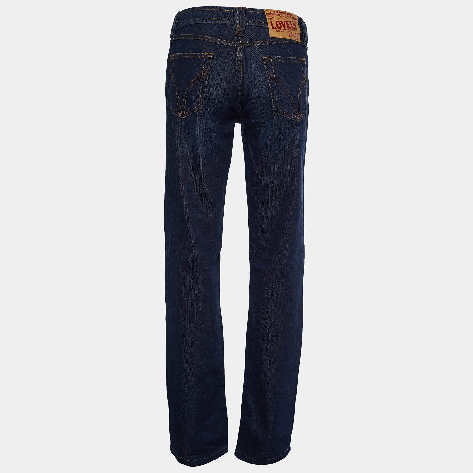 Comfy and classy jeans like these are a closet necessity! These Lovely jeans from D&G are super stylish and chic. They have been fashioned in indigo dark-wash denim fabric and are provided with five external pockets and a zipper closure. 